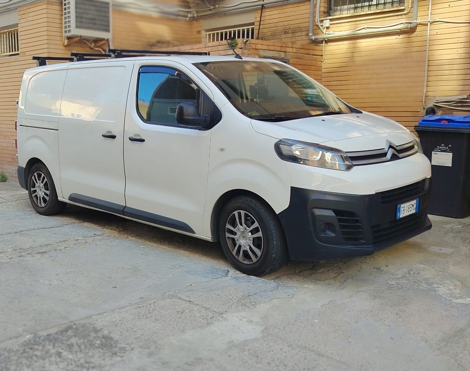 Furgone MiSgomberiServizi a Cagliari